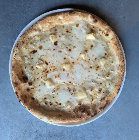 [Cream] Quattro Formaggi Pizza with Four Cheeses