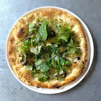 [Peperoncino] Green pizza with various leafy greens and two kinds of cheese
