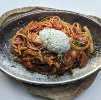 Neapolitan spaghetti with soft-boiled egg and coarse-ground sausage