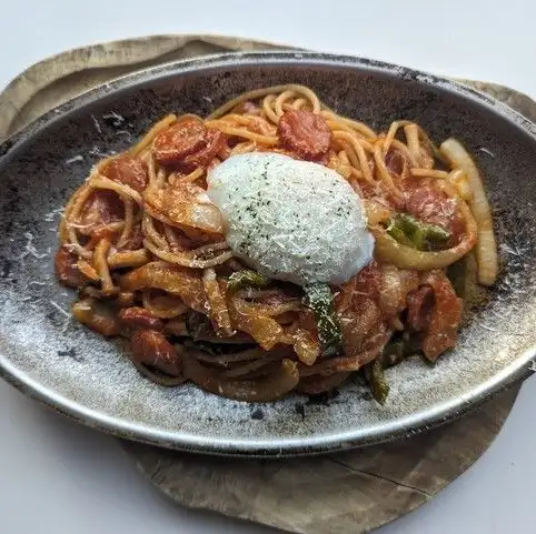 Neapolitan spaghetti with soft-boiled egg and coarse-ground sausage