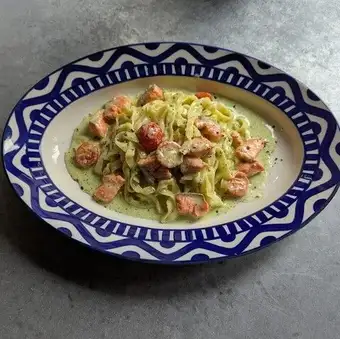 Salmon basil cream pasta