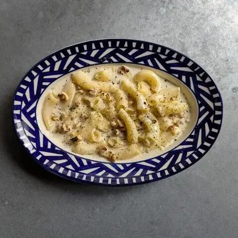 Rigatoni with Gorgonzola cream sauce and walnuts