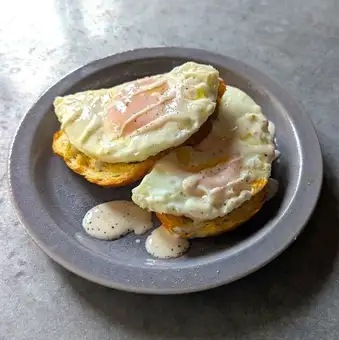 Eggs and smoked bacon