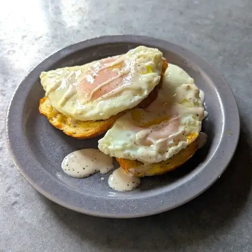 Eggs and smoked bacon