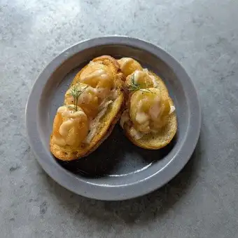 Shrimp mayonnaise and onion
