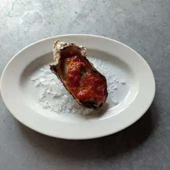 Garlic and tomato-grilled oysters in the shell from Ako