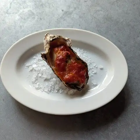 Garlic and tomato-grilled oysters in the shell from Ako