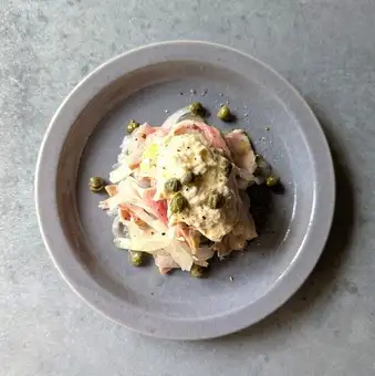 Chestnut-fed pork onion salad with Italian-style tuna mayonnaise.