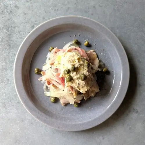 Chestnut-fed pork onion salad with Italian-style tuna mayonnaise.