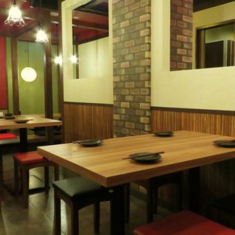 A table seat for four people with conversational bouncy.When you want to drink for a while, it's perfect for going home from work.Please enjoy the dishes that are particular about the ingredients such as delicious Hokkaido sake and the famous bonito salt tuna in a bright atmosphere!