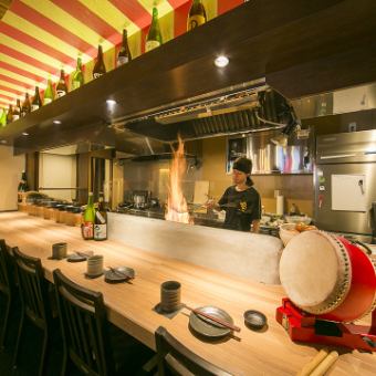 There is a realistic counter seat where the flame of the tuna fire rises in front of you.The bottle of sake is lined up in the head and it has become the most lively atmosphere in the store!