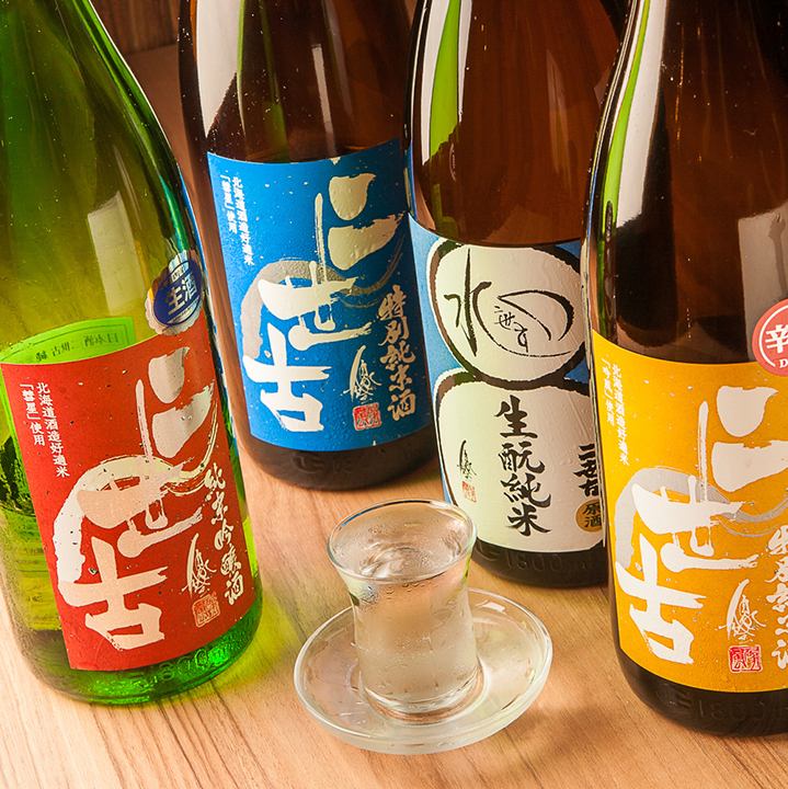 根據季節提供嚴選的日本酒。與稻草烤米飯也很相配。
