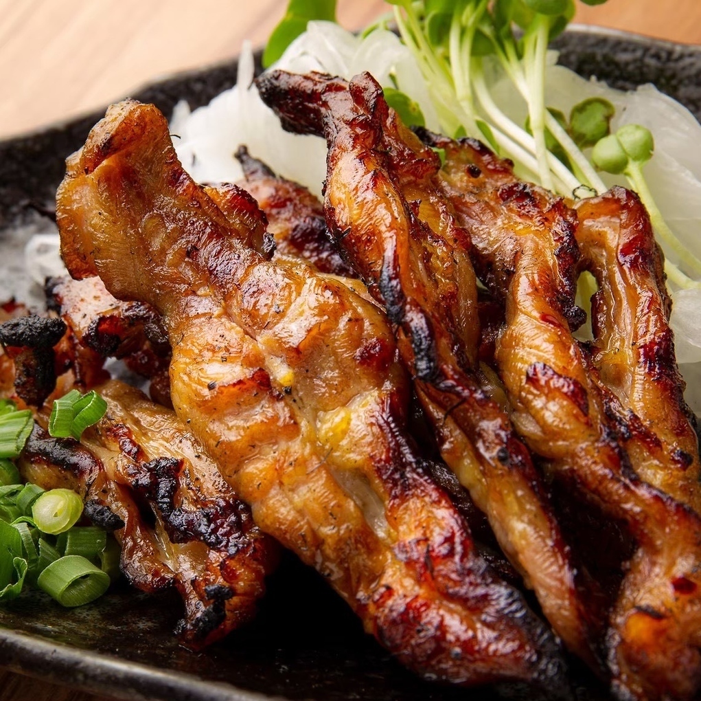 海鮮はもちろん、炭火で焼き上げる鶏せせりのわらやきも大人気!