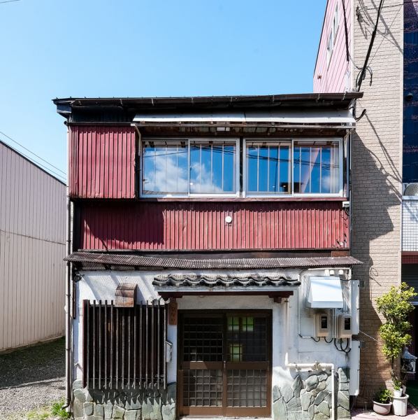 2階には6名様掛けの広々としたテーブル席を2卓完備。小さなお子様連れのご家族やグループでも、周囲を気にせずゆったりとお食事をお楽しみいただけます。全席にコンセントを完備し、充電器の貸出サービスもご用意。古民家の温もり漂う安心感に包まれた空間で、日常の忙しさを忘れて心ゆくまでお寛ぎください。