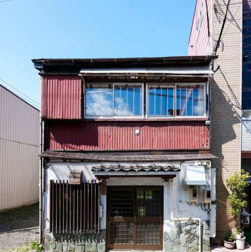 <p>2階には6名様掛けの広々としたテーブル席を2卓完備。小さなお子様連れのご家族やグループでも、周囲を気にせずゆったりとお食事をお楽しみいただけます。全席にコンセントを完備し、充電器の貸出サービスもご用意。古民家の温もり漂う安心感に包まれた空間で、日常の忙しさを忘れて心ゆくまでお寛ぎください。</p>