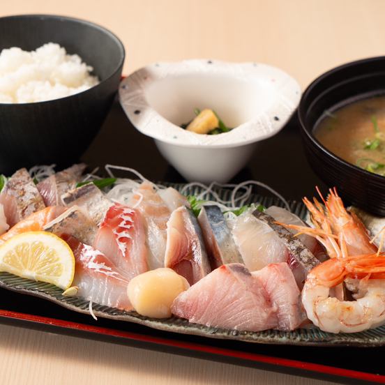 Enjoy the extravagantly large sashimi set meal to your heart's content♪