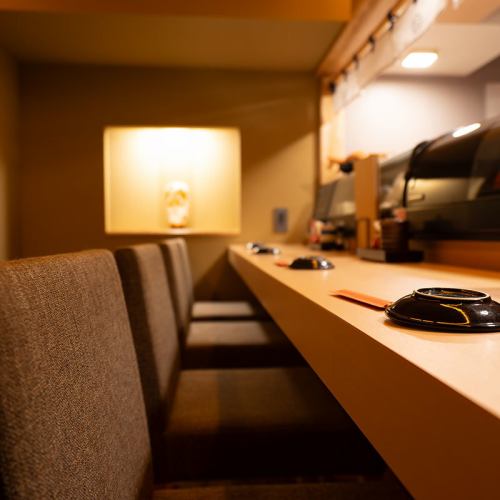 Why not enjoy some private time in a high-quality space that is a little different from other seats?Seating is limited to five people, so you can enjoy your meal in comfort.Additionally, Saburo sushi can only be ordered individually at the counter seats.(Assorted platters can be ordered at all seats)