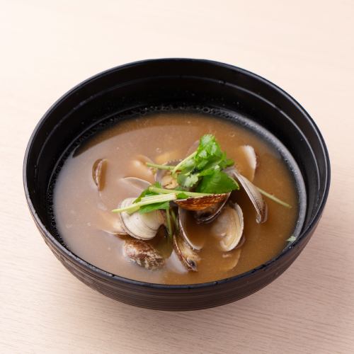 Red soup stock or miso soup (fish/clams/seaweed)