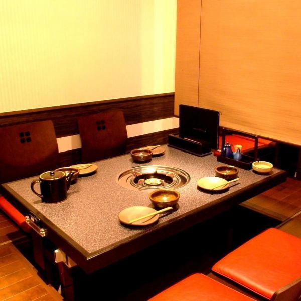 お酒が並ぶカウンター席は目の前での調理も見れて美味しさも倍増☆落ち着いた雰囲気はゆっくり食べたいお食事利用にも◎人数制限など気にせずご利用ください!環境省と吉村知事が推奨する大規模感染リスクを低減する為の、高機能換気扇の導入しました。!大阪ミナミ重飲食店で初の設置店となります
