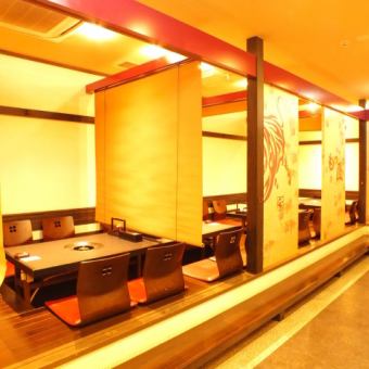 家族でお食事、会社宴会、接待にもゆったり広々お使い頂けます。半個室にも対応可。