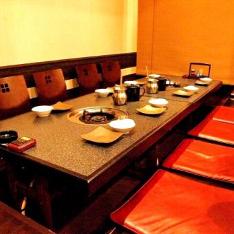 掘りごたつなのでゆったりとお食事が可能。