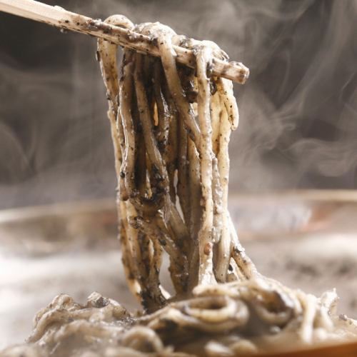 黒の胡麻そば