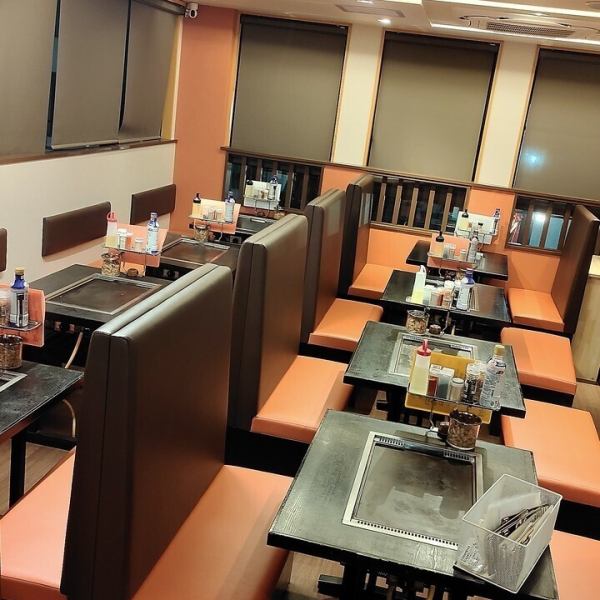 【浅草駅1分】店内にはテーブル席を様々配置しておりますので、友人との飲み会やご家族でのお食事など幅広いシーンに対応可能です。自慢のもんじゃをはじめ、下町の味わいをゆったりとお楽しみください。