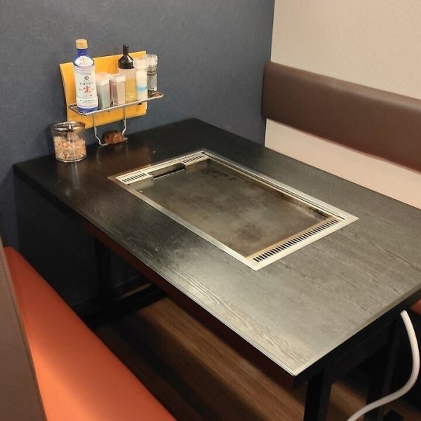 【気軽にもんじゃを満喫できる香味家】当店のテーブル席の椅子は荷物入れとなっており、匂いがつきにくいため、女子会やデートでもカジュアルにもんじゃを楽しむことができます。