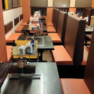 《少人数～大人数まで対応》広々とした店内は大人数でのお食事にも対応できる便利な横並びのお席となっております。