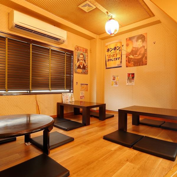 靴を脱いでくつろげる座敷席をご用意。仲間同士で料理を囲みながら、会話を楽しめる落ち着いた空間です。少人数の飲み会や食事利用にも向いており、ゆったりと過ごせます。腰を落ち着けて食事を楽しみたい方にもおすすめの席です。