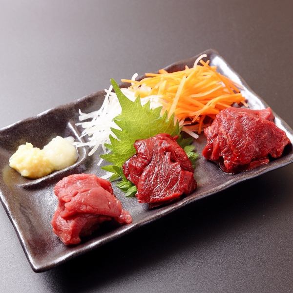 鮮度自慢の馬刺しを食べ比べできるコスパ抜群の三点盛り