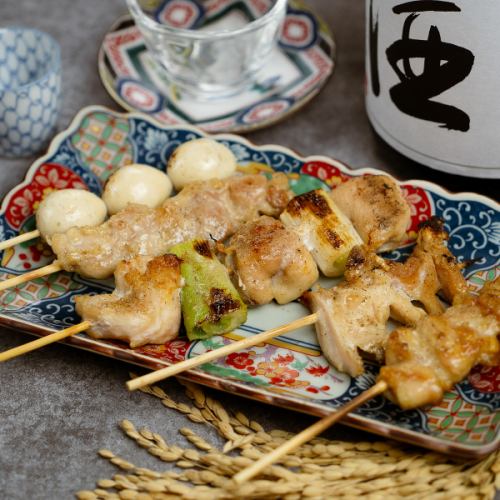 用木炭烤制的日式烤鸡串外酥里嫩。在柏市可以品尝到的经典烤串。