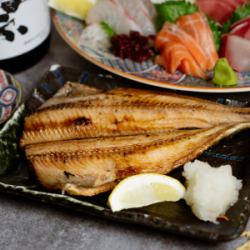 備長炭の遠赤外線でじっくり焼き上げ、皮は香ばしく身はふんわり。柏の夜に絶品焼き魚を。