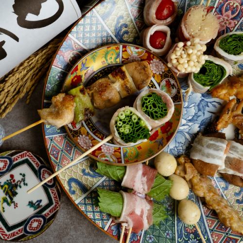 炭火烧烤保留了时令风味和美味。这些卷好的烤串不仅外形美观，而且味道鲜美。