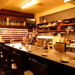 おひとり様やカップル、気の合うお仲間とゆっくり飲める広々とした人気のカウンター席。サク飯やサク飲みにも◎