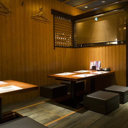 [Back room, digging kotatsu (4 tables for 3 people x 3 tables)] The store is ideal for entertaining and dining.