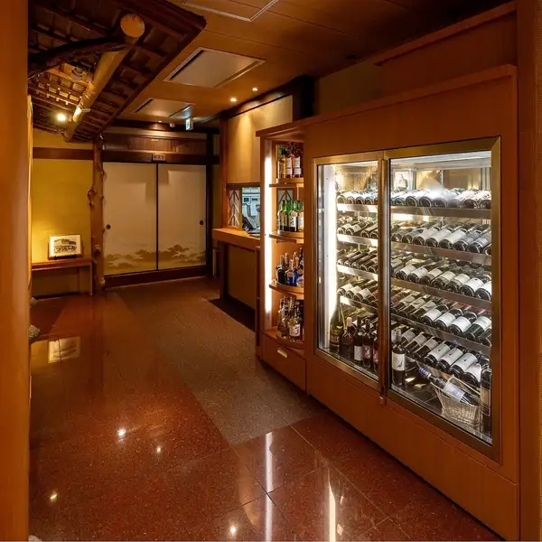 店内にはワインセラーを完備。日本酒やウイスキーなど豊富に取り揃えております。 極上の和牛とお好みのお酒を趣のある個室で心ゆくまでご堪能くださいませ。
