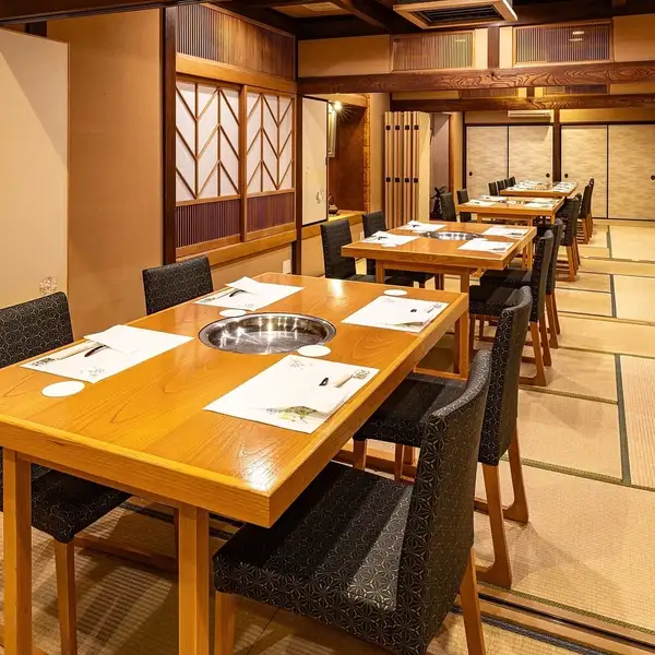 最大30名様までご一緒にお食事いただけるお部屋は、各種宴会や同窓会、懇親会などに様々なシーンでご利用いただけます。【飲み放題】のご用意もございますのでお気軽にご相談くださいませ。