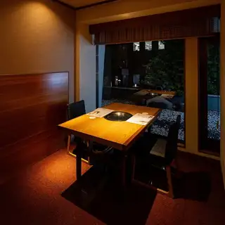 【提供可容納 1-2 人的私人私人房間】非常適合獨自用餐者、情侶或小型團體。