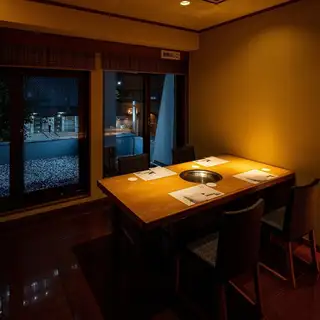 【提供2-4人私人包廂】椅子有靠背,您可以放鬆身心,享受舒適時光。
