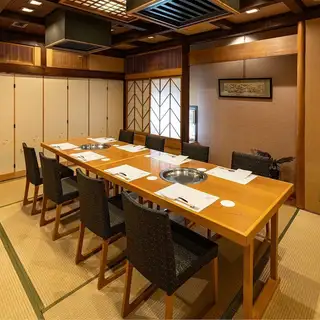 【提供可容納 4-8 人的私人私人房間】在燈光溫暖的餐廳裡,享受輕鬆愉快的時光。