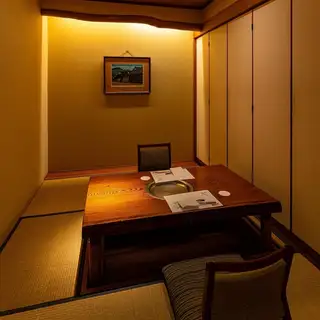 【可容納2-3人的下沉式私人包廂】您可以伸展雙腿,舒適地放鬆身心。