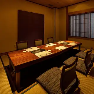 [設有可容納 4-8 人的下沉式包廂] 非常適合與家人和親戚一起用餐，或小型聚會。