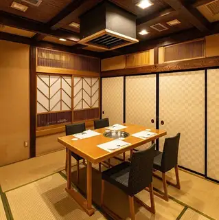 最大4名様までご利用いただけるテーブル座敷個室