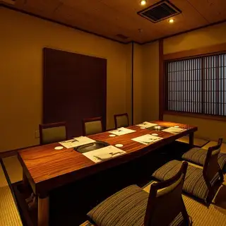 最大8名様までご利用いただける掘りごたつ個室