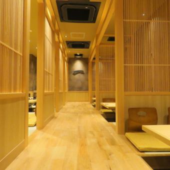 The spacious interior allows families, friends, and couples to spend an elegant time together.Has horigotatsu seating.Can accommodate up to 4 to 6 people.