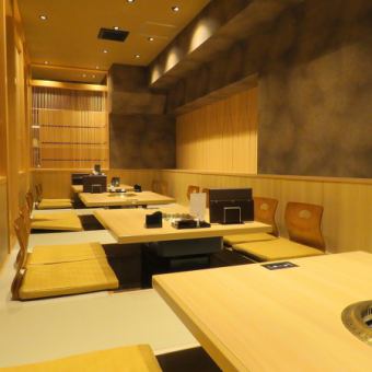 Tatami seats with a calm atmosphere.There is plenty of space between you and the seat next to you.
