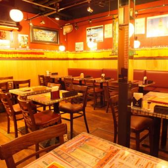 An Indian chef serves authentic Indian cuisine. The interior is decorated with beautiful and cute lights and miscellaneous goods. Enjoy a relaxing time with healthy curry and sweet chai tea.