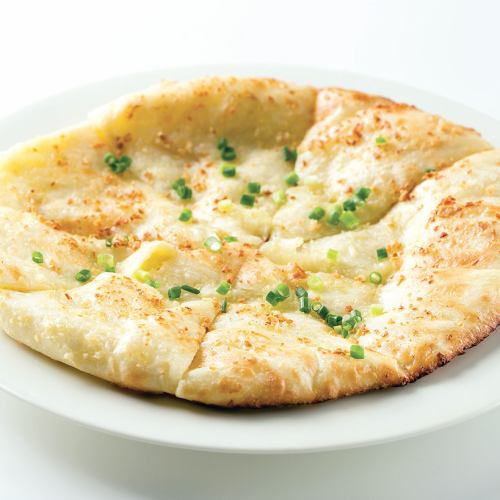 Garlic cheese naan/spicy potato naan
