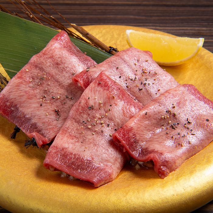 特製ねぎ塩が包まれた名物タン!シルクのような滑らかな口当たり!